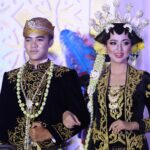 Ide li iza također zarez?