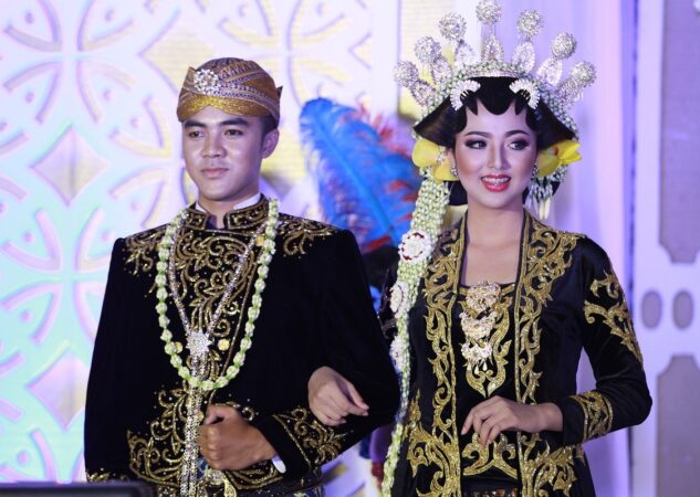 Ide li iza također zarez?