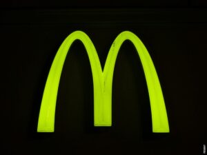 Pročitajte više o članku Radi li McDonald’s nedjeljom